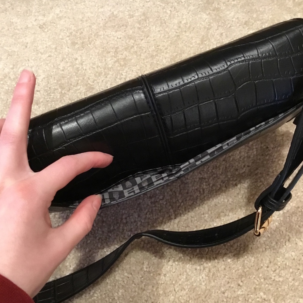 London Fog Faux Leather Shoulder Purse - Picture 11 of 13
